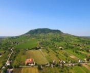 Magyarország egyik szépséges borvidéke a Somló hegy és környéke. A 431 méter magas vulkanikus tanúhegy lejtőin termett szőlőkből készül a híres „NÁSZÉJSZAKÁK BORA”. Sok aranyérmes és kiváló bor alapanyaga a Somlói borvidéken termelt furmint, olaszrizling, hárslevelű, tramini és a Somló régi szőlője a juhfark. A Dunántúli környezetből kiemelkedő, kimagasló Somló hegy a turisták, kirándulók, bort szeretők és bort kóstolgatók, kedvelt úti célja.