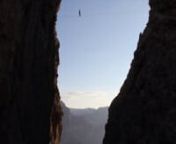 Dolomiten, Highline!nnEine Kombination die einfach zusammen passt!nIn den Dolomiten gibt es Massenhaft Highlinespots.nMeistens sind diese jedoch nur über längere Aufstiege zu erreichen und oft muss auch geklettert werden.nAlpine Highlines!nnDie Highline am Pisciadu fand ich vor einigen Jahren, als ich mit zwei Freunden den Pisciadu Klettersteig machte. Am Ende erwartet einen als krönenden Abschluss die Überquerung der Schlucht zwischen Exnerturm und Pisciadumassiv. Eine Hängebrücke, von de