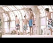 In an otherwise deserted swimming pool, a group of boys play a game with its own rules and hierarchy. The boys continually goad one another into going another step further. Newcomers Yinka and Glenn first need to prove themselves. How far will they go to gain a position? Will they lose sight of themselves and their friendship? In Zwemmen of Verzuipen they dance like their life depends on it.nnEn una piscina un grupo de chicos realizan un juego con sus propias reglas y jerarquías. Los chicos se