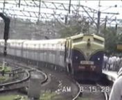The Deccan Queen arrived at Lonavala with a matched-livery WCM5 in charge. After a couple of minutes, it left towards Bombay V.T. Note the five First Class chair cars in the rake.