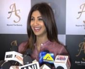 WATCH: When Shilpa Shetty gave an honest opinion about ‘Airport Looks’. Fitness enthusiast Shilpa Shetty spoke about what she thinks about the trending airport looks and she clearly expressed that she has no airport look. She further explains how it is not possible for her to maintain an airport look. The actress, who is a mother of two and a yoga devotee, was spotted at a makeup studio launch. The stunning beauty in pink ethnic wear made heads turn.