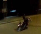 Tayland’da polisin dur ihtarına uymayan motosiklet, memura çarptı.