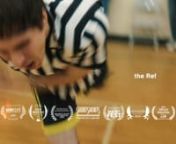 A referee struggles to maintain control over a 2nd grade basketball game.nnStarring Ian Edlund, Frank Boyd, Emily Chisholm, Kevin Kelly, Keaton Whittaker, Christopher Goodson, Ian LerchnnRead more about the film:nhttps://www.rogerebert.com/features/short-films-in-focus-the-refnhttps://www.shortoftheweek.com/2022/08/04/the-ref/nhttps://www.thestranger.com/film/2022/08/04/77248208/how-hard-could-it-be-to-ref-a-second-grade-basketball-gamennDirected by Peter EdlundnStory by Ian EdlundnScreenplay by