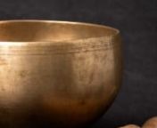 Material : bronzen9 cm highn13,5 cm diameternEarly 20th centurynWeight: 623 gramsnOriginating from NepalnNr: S-40nhttps://www.originalbuddhas.com/catalog/old-bronze-nepali-naga-singing-bowl-from-nepal-s-40