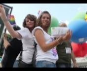 Film du défilé de la Gay Pride dans le quartier du Luxembourg à Paris en juin 2009. nnVidéo HD réalisée avec l&#39;appareil photo Canon 5D Mark II.
