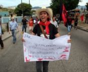 VIDEO: http://vimeo.com/17074486nnPOR DICK Y MIRIAN EMANUELSSONnnTEGUCIGALPA / 2010-11-22 / Este video, de 33 minutos, fue grabada ayer cuando un centenar de la Resistencia hondureña espontáneamente convocó a una marcha y plantón al frente la entrada del aeropuerto Toncontin en Tegucigalpa.nnPublicamos varias entrevistas con manifestantes que indignados por los asesinatos de campesinos en el Valle de Aguan dicen que es la consecuencia de los acuerdos (en junio 2010) entre el régimen de Urib