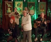DO THE JURASSIC JIG! Celebrate St. Patrick&#39;s Day dino-style by dancing and singing to Field Station: Dinosaurs&#39; new music video -The Jurassic Jig! It&#39;s a funny original song with an Irish lilt and a leprechaun&#39;s wink towards some of the Emerald Isle&#39;s most famous legends.nnBe sure to subscribe and be the first to see the Field Station&#39;s new songs and videos.nnProduced &amp; Directed by Big Howl ngreatbighowl.comnnFeaturingnIrish Band Male Vocal: Guy GsellnIrish Band Female Vocal: Kira Redzinak