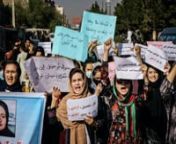 .هفته های گذشته ما شاهد تظاهرات خانمها در شهرهای کابل و هرات بر ضد قوانین سخت طالبان در ارتباط با نوع لباس زنان و کار کردن و تحصیل دختران بودیم. خانمها و دختران بیشتر از ۵۰٪ نفوس افغانستان را تشکلیل میدهند. این خانمها هستند که نه تنها در جامعه بلکه در خانواده و تربیه اطفال نیز ن