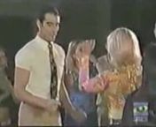 Pedro El Escamoso Deleitando a la Gente en una Discoteca con Su particular Baile esta vez bailando El Zarandeao ( Canción popular Colombiana )