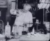 El quinetoscopio fue el precursor del moderno proyector de películas desarrollado por William Kennedy Laurie Dickson mientras trabajaba con Thomas Edison.nnUn quinetoscopio con la tapa abierta, la película de lazo, y el visor superior abierto.nDe acuerdo con los hechos históricos, antes de tener la idea Edison se reinspiró en una visita que hizo a Eadweard Muybridge en 1888, quien desarrolló una invención a la que llamó Zoopraxiscopio. Parece ser que la intención de Muybridge era financi