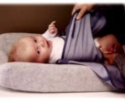 Het inbakeren van een baby is met de Pacco doek heel eenvoudig. Een ingebakerde baby slaapt beter en huilt minder. nAan het einde van deze film zie je hoe de baby in zijn bedje wordt gelegd en toegedekt. Ook dat is belangrijk bij veilig slapen.