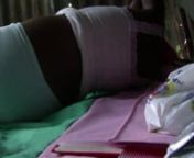 Reportage chez Gros Mama Port au Prince, la prostitution macabre des femmes Haïtiennes pour survivre. Suit au séisme de 2010 une augmentation des prostitués se manifeste sur l&#39;île. Les femmes sont contrainte a cette activité pour pouvoir nourrir leurs enfants et leurs famille. nnIl convient aussi de pointer du doigt l&#39;extrême centralisme de l&#39;état Haïtien attirant une population toujours plus nombreuse à Port au Prince. Le drame de ce centralisme c&#39;est l&#39;illettrisme de cette immigration