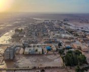 Libya&#39;nın doğusunda meydana gelen sel felaketinde ölenlerin sayısının 3 bini geçtiği bildirildi.Hükümetin Sağlık Bakanı Osman Abdulcelil, yaptığı açıklamada ölenlerin çoğunun Derne kentinden olduğunu belirtti. Abdulcelil, Libya’nın doğusunda etkili olan sel felaketinde binlerce kişinin de kaybolduğunu söyledi.Libya’daki Ulusal Birlik Hükümeti Başbakanı Abdulhamid Dibeybe, sel felaketinde hayatını kaybedenler için 3 günlük yas ilan edildiğini duyurmuştu. Libya Başkanlık Konseyi ise sel felaketinden zarar gören bölgeler için kardeş ülkelere ve uluslararası kurumlara yardım çağrısında bulundu.&#60;br/&#62;&#60;br/&#62;Ulusal Birlik Hükümeti de dün olağanüstü kabine toplantısı düzenleyip afetten etkilenen bölgelere yardım yapılmasını da içeren bir dizi karar aldı.&#60;br/&#62;&#60;br/&#62;Ülkenin doğu bölgelerindeki yağış miktarının 40 yıldan uzun süredir kaydedilen en yüksek yağış miktarı olduğu ifade edildi. Orta Akdeniz’de etkili olan “Daniel” fırtınası Libya’nın Bingazi, Beyda, Merc, Suse ve Derne kentlerini etkiledi. &#60;br/&#62;