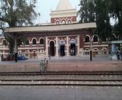 Bahawalpur Railway Station is located in Bahawalpur city, Bahawalpur district, Punjab province, Pakistan at the elevation of 385 ft. It is a major railway station of Pakistan Railways on Karachi-Peshawar main line. The station is staffed and has advance and current reservation offices.&#60;br/&#62;#Bahawalpur #Bahawalpurrailway #railwaystation #punjab #Pakistan #India&#60;br/&#62;#bahawalpur #bahawalpurproduction #bahawalpurcity #bahawalpurnews #bahawalpuruniversityscandalnews #bahawalpurrailwaystation #bahawalpurand