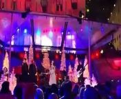 Idina Menzel Had A Holly Jolly Christmas At Rockefeller Center&#39;s Tree Lighting!