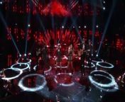 Finalist Alisan Porter performs a Heart classic with eliminated artists.