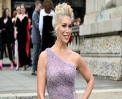 Hannah Waddingham scolds photographer for telling her to ‘show leg’ on red carpet from hannahs extra