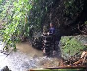 Building tiny shelter at the stream, Survival bushcraft cooking Free bushcraft #80 from mahadev 80