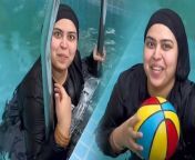 Shoaib Sister Saba Ibrahim In Burqa Swimming Pool Video: टीवी एक्टर शोएब इब्राहिम अपनी फैमिली के साथ अक्सर वीडियोज पोस्ट करते रहते हैं। वह अपने परिवारवालों के साथ बाहर पिकनिक मनाने के लिए गए थे। जिसके वीडियोज सामने आए हैं। इसमें सबा का भी एक वीडियो है, जिसमें वो पूल में नहा रही हैं। उसे देख लोग सवाल पूछ रहे हैं। &#60;br/&#62; &#60;br/&#62;Shoaib Sister Saba Ibrahim In Burqa Swimming Pool Video: TV actor Shoaib Ibrahim often posts videos with his family. He had gone out for a picnic with his family. Whose videos have surfaced. There is also a video of Saba, in which she is taking bath in the pool. People are asking questions after seeing him. &#60;br/&#62; &#60;br/&#62; &#60;br/&#62;#ShoaibIbrahim #SabaIbrahim &#60;br/&#62;&#60;br/&#62;~PR.115~HT.318~ED.118~